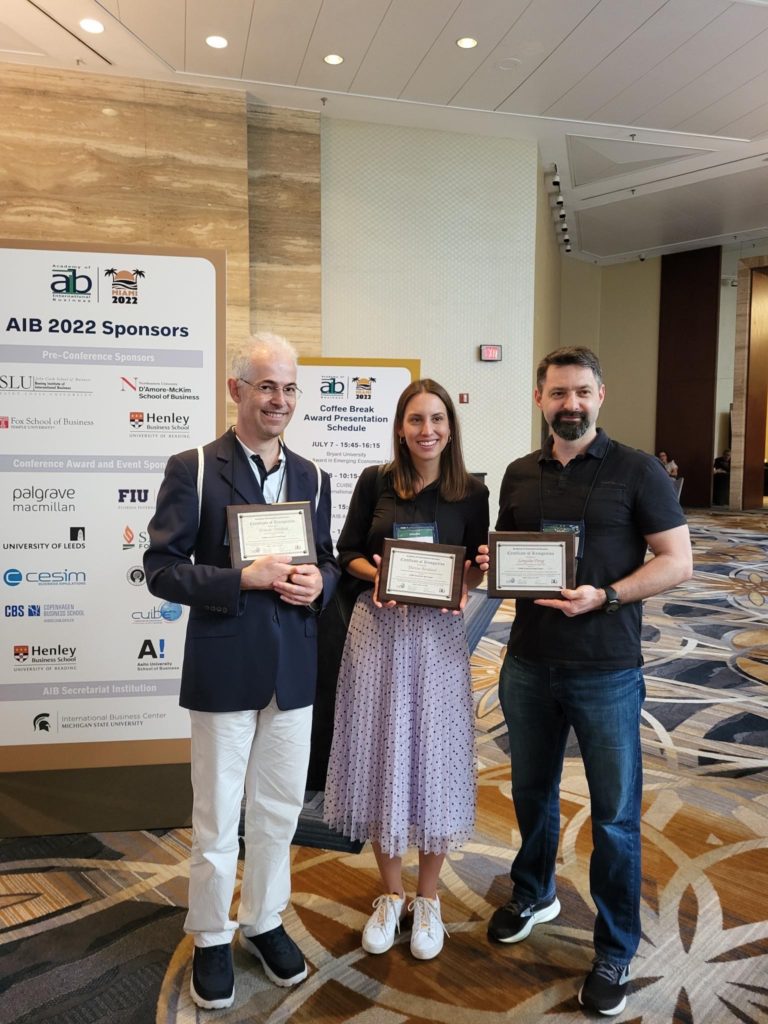 AIB: Best Paper Award for Theresa Bernhard et al.